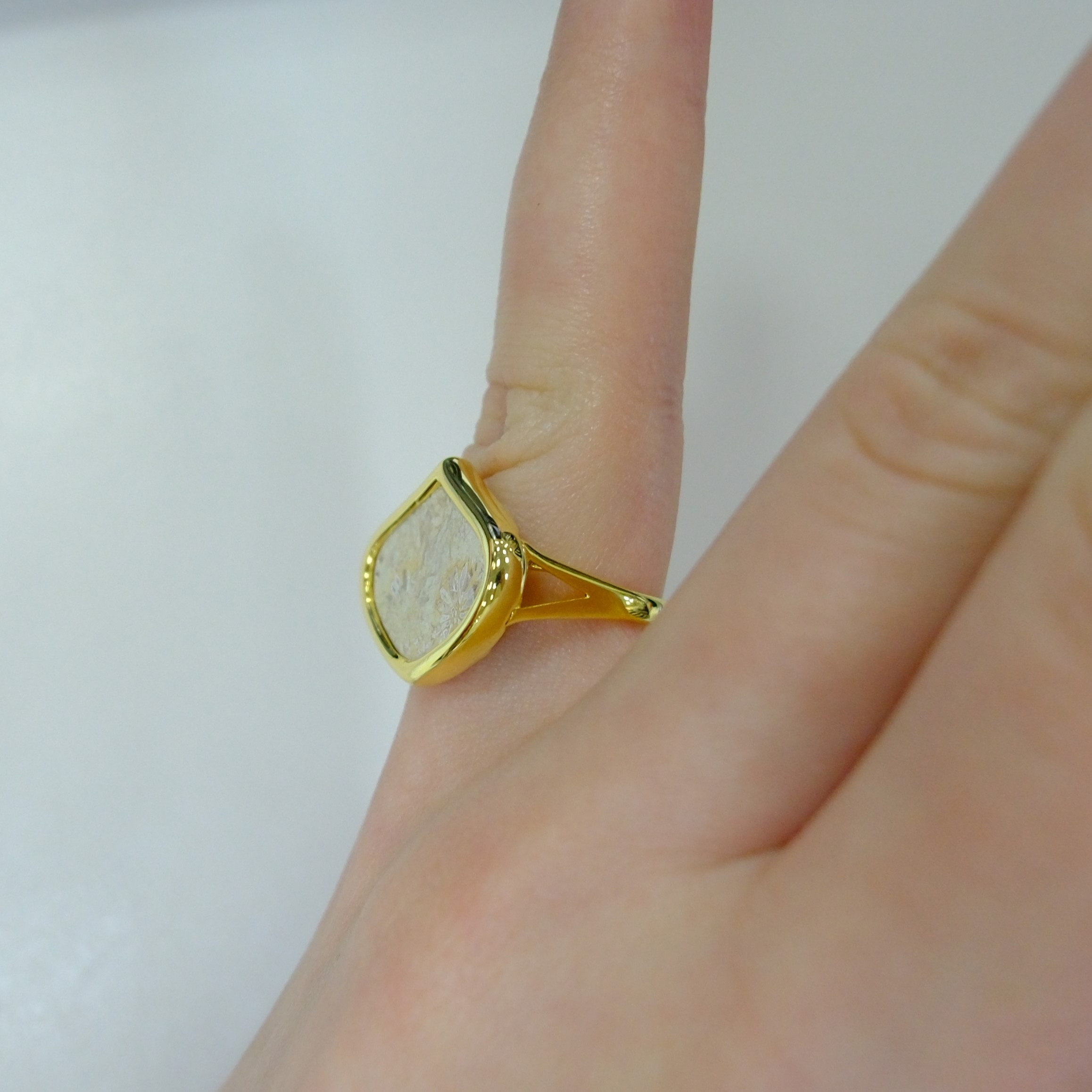Серебряное кольцо с Хризантемовым кораллом